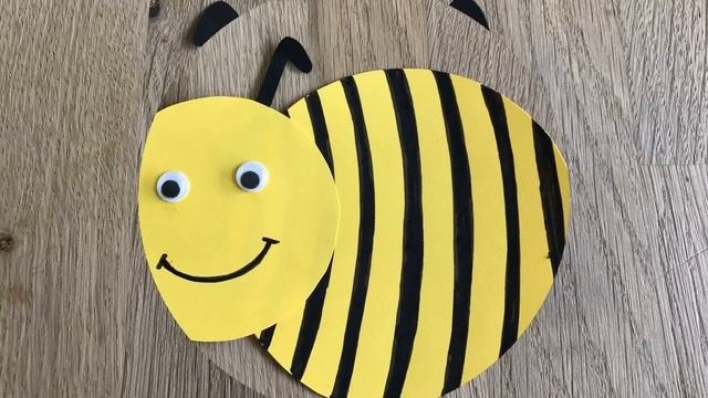 Добрая пчелка Майя на палочке - поделка в садик