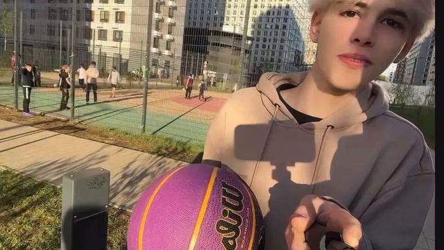 Выгуливаю мячик с Максимом и Лешей. смотреть онлайн