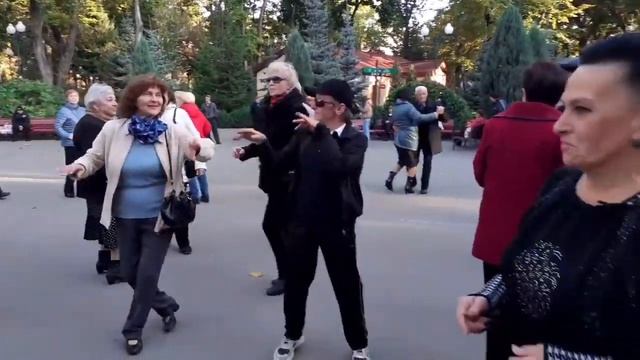 ДОЖДИК, ДОЖДИК ЛЕЙ! ТАНЦЫ В ПАРКЕ ГОРЬКОГО ХАРЬКОВ смотреть онлайн