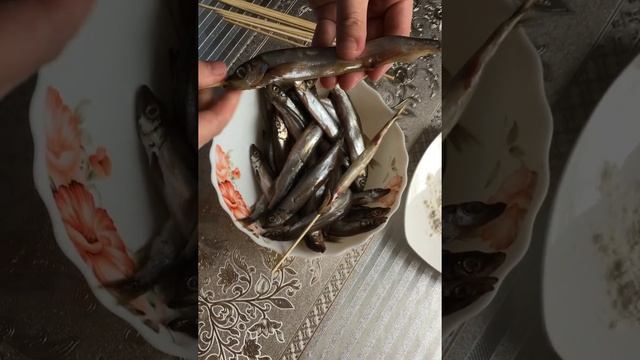 Удивите своих Гостей! Мойва на шпажках.Как вкусно и быстро пожарить мойву. смотреть онлайн