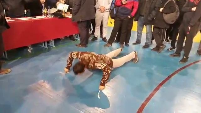 отжимание на двух пальцах больших за одну минуту смотреть онлайн