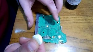 Жесткий диск стучит и не определяется. Чистим контакты.