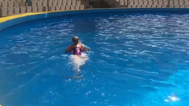 Дети плавают с Дельфинами!!! смотреть онлайн