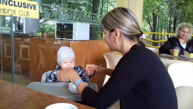 Андрюшка ест сам учится держать ложку на море смотреть онлайн