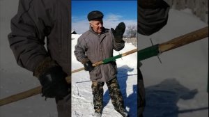 Как убрать снег с крыши без лестницы и лопаты