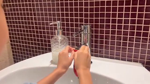 Веселый эксперимент для детей 5,6,7 лет) фонтан из шарика смотреть онлайн