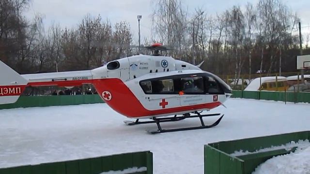 Взлет вертолета мед.помощи с площадки.