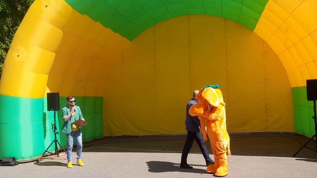 Первый день лета в Чертанове Южном провели на веселых аттракционах! смотреть онлайн