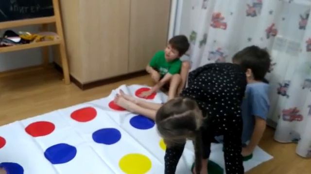 Мы играем в твистер🐆 смотреть онлайн