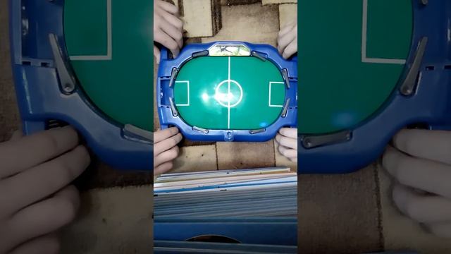 Играем с братишкой в настольный футбол ? смотреть онлайн