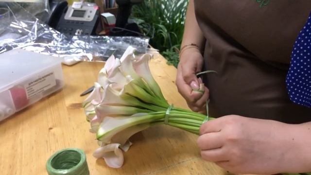 Букет невесты из бело-розовых калл { СУРДОПЕРЕВОД } Сборка реального свадебного букета смотреть онлайн