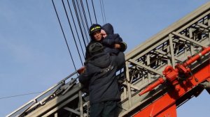 Пожарные спасают ребёнка и мать из горящего дома