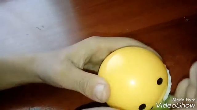 Смайлик рвёт из лизуна (эмоджи) смотреть онлайн