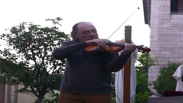Mikhail Bezverkhni plays on a violin of Luc Deneys for Antonio Stradivari смотреть онлайн