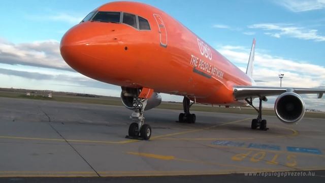 Windmilling TNT Boeing 757-200 at Budapest Airport смотреть онлайн