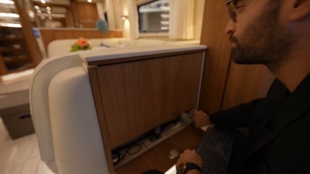 Dünyanın En Pahalı Araba Garajlı Lüks Karavanını Gezdik! смотреть онлайн