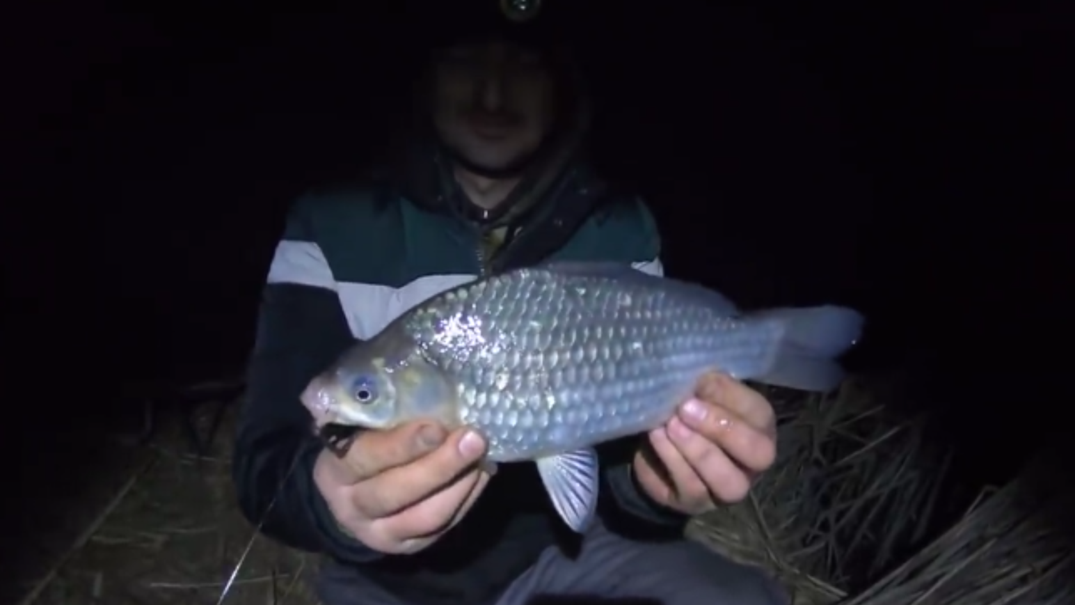 РЫБАЛКА НА КРУПНОГО КАРАСЯ ВЕСНОЙ. НАШЛИ ИЗЮМИНКУ ХОРОШЕГО КЛЕВА. смотреть онлайн