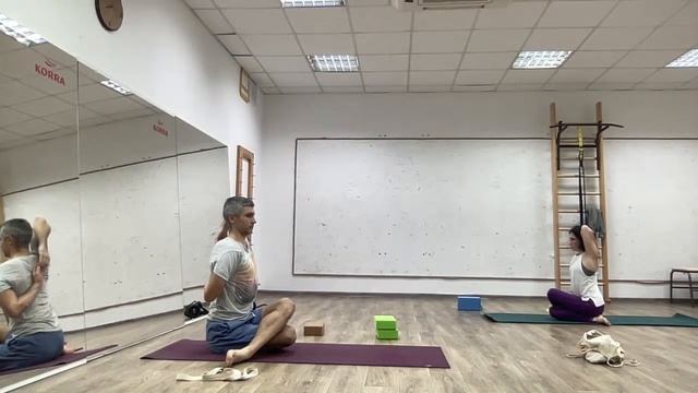 Выравнивающая текучая ФЛОУ ХАТХА ЙОГА средней сложности с акцентом на ноги и тазобедренные суставы смотреть онлайн