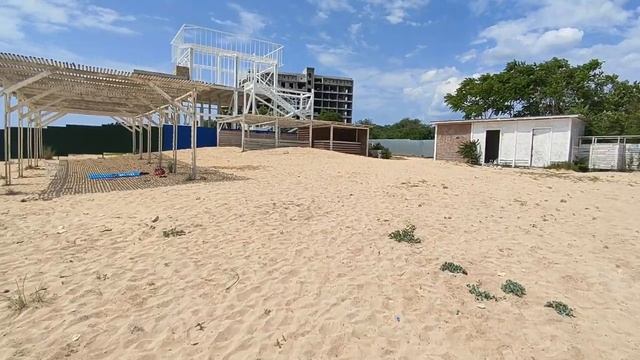 Евпатория 2023. Пос. Заозёрное, ремонт дороги, красные флаги на пляжах, людей мало. смотреть онлайн