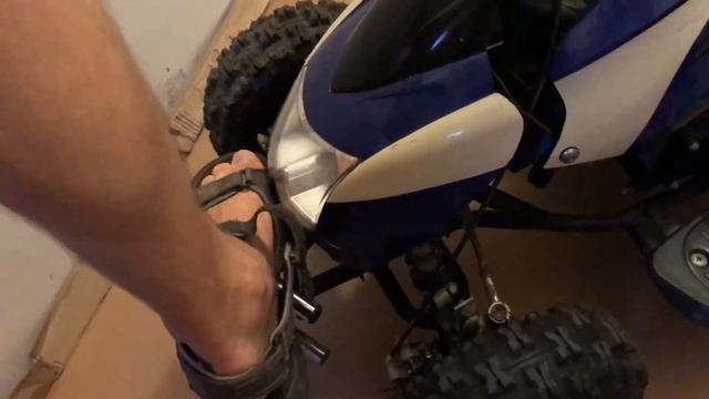 Детский квадроцикл 49 сс обзор модели, взрослый дядя за рулём детского квадрика