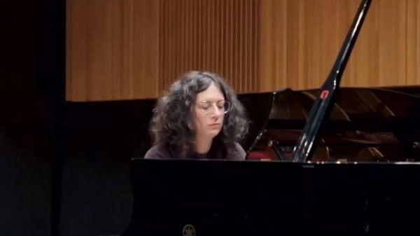 Александра Стрелиски. Пьесы Burnout Fugue и Overturn. Исполняет Alexandra Stréliski (фортепиано).