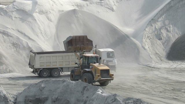 Mercedes-Benz Actros самосвал, погрузка отсева Cat 972H смотреть онлайн
