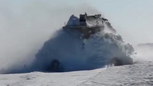 Бездорожье. Поезд чистит снег. Снегоочиститель на железной дороге