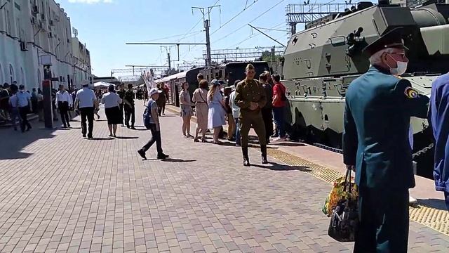 Сегодня,18. 05. 21 на железнодорожный вокзал Саратова, пришел воинский эшелон, в городе праздник смотреть онлайн