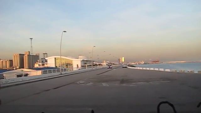 Citroen C4 does 180 on Barcelona Wharf смотреть онлайн