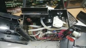 Одна из причин почему кофемашина Polaris  протекает с боков.