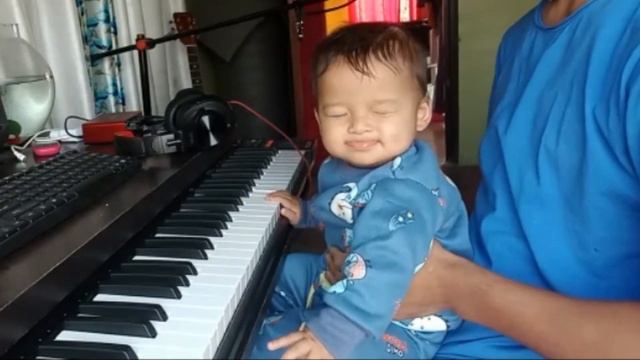 6 months baby playing piano keyboard смотреть онлайн