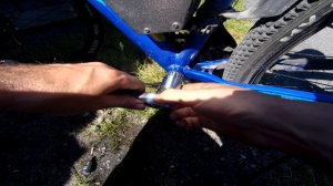 обслуживание велосипеда,проверяем и убираем люфт каретки и шатунов!