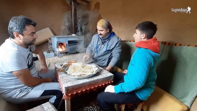 DAĞ EVİNE SERGİYİ SERDİK KUZUNE SOBAMIZI YAKTIK - EFSANE KÖY USULU YUFKA ARASI ZİYAFET смотреть онлайн