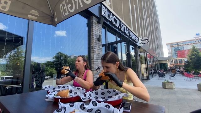 Заказали огромный бургер BlackStarBurger смотреть онлайн