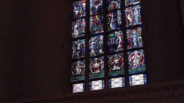 Витражи старых церквей завораживают