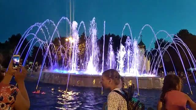 Анапа 06.2019. Красивый фонтан с подсветкой струй воды. смотреть онлайн