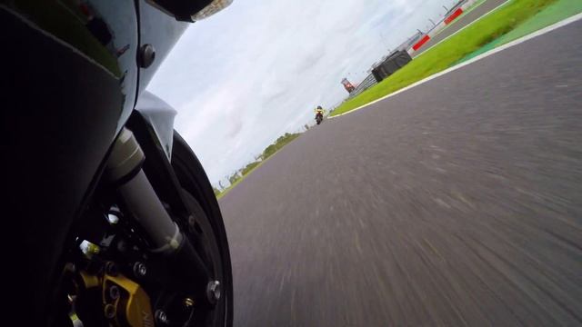 929 Honda Fireblade vs Aprilia Tuono Factory | Track day fun смотреть онлайн