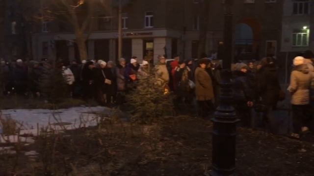 4 февраля 2017 года,десятки тысяч людей продолжают идти к мощам святого Пантелеимона! смотреть онлайн