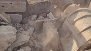 Строительство, большие камни дробление на щебёнку