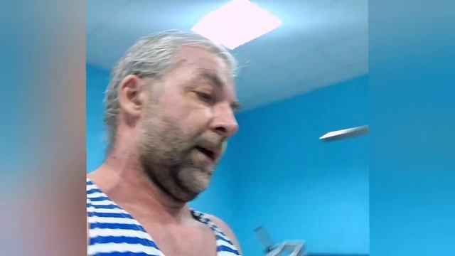 Отжимания на брусьях с дополнительным весом 48 кг и 32 кг на разы!!! смотреть онлайн