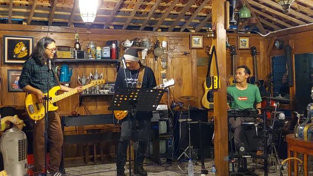 03 Pesantren Blues live in "SEMARANG BLUES BROTHERHOOD" at KKT Sebeh Semeh,Semarang,Indonesia 6/4/2 смотреть онлайн