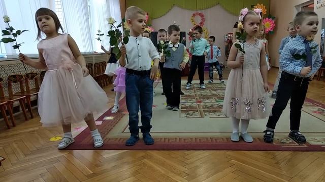 Дети танцуют под музыку "Пять февральских роз подарю любимой маме". Детский садик Минска смотреть онлайн