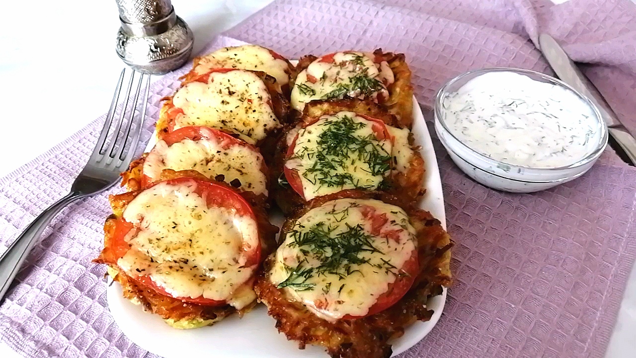 Драники с сыром и помидорами. Как же это вкусно! Нашла рецепт вкуснее и интереснее смотреть онлайн