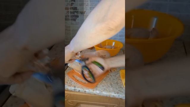 Моя находка! Как быстро разделать курицу без усилий! смотреть онлайн