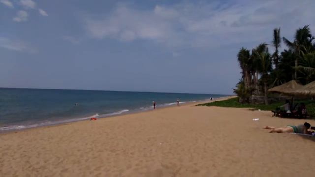 Обзор пляжа возле отеля Yin Yun Sea View смотреть онлайн