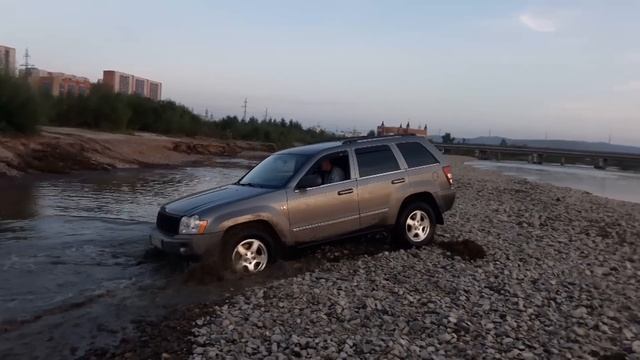 Jeep Grand Cherokee против Pajero Sport.  Кто лучше на бездорожье в стоке?