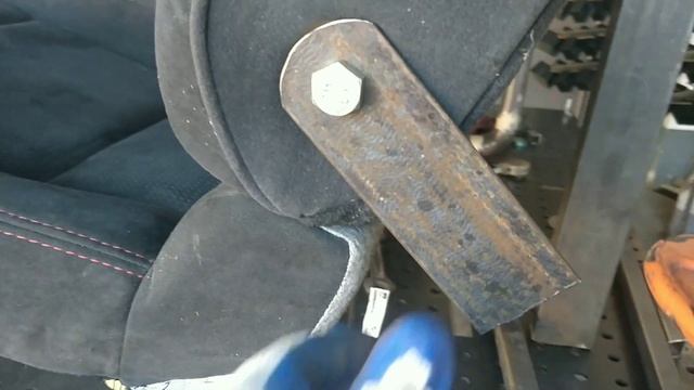 Диван из автомобильных сидений E71