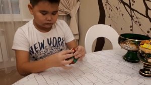 Как мальчик в 9 лет собирает кубик-рубика.