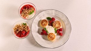 Сырники со сметаной и ягодами. Йогурт с ореховой смесью, вареньем из малины с зеленым базиликом