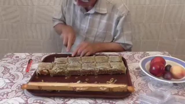 Получение мёда в маленьких сотах/honey comb смотреть онлайн